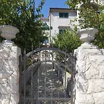 公寓 With Parking Space Grebastica, Sibenik - 11572 Baselovici