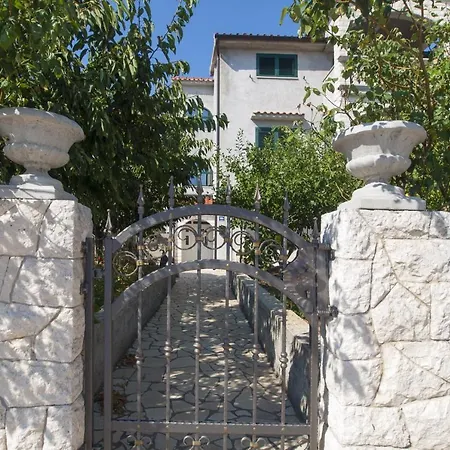 Apartment Apartments With A Parking Space Grebastica, Sibenik - 11572 Baselovici