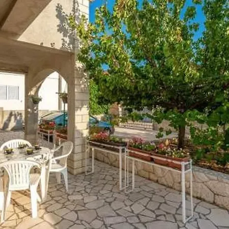 Apartments With Parking Space Grebastica, Sibenik - 11572 *