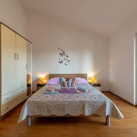 Apartments With Parking Space Grebastica, Sibenik - 11572