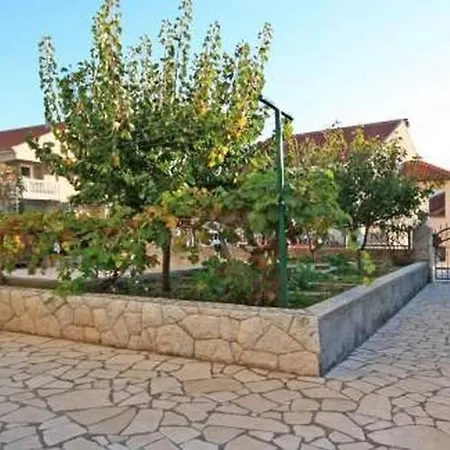 Apartments With Parking Space Grebastica, Sibenik - 11572 Baselovici
