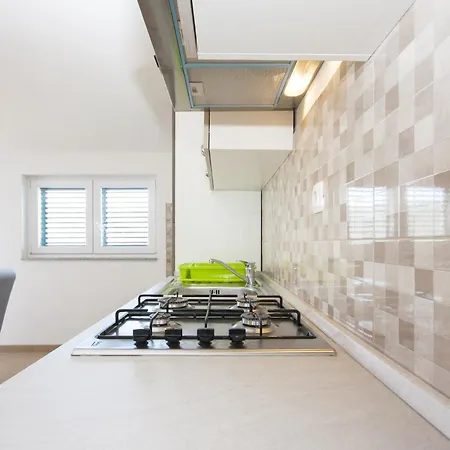 Apartments With Parking Space Grebastica, Sibenik - 11572 Baselovici