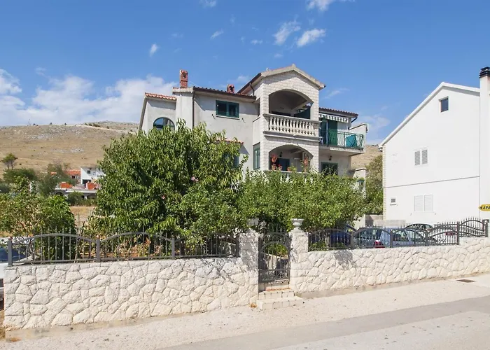 Apartments With Parking Space Grebastica, Sibenik - 11572 * Baselovici