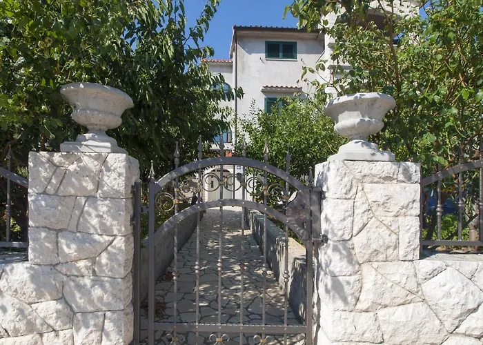 Appartement With Parking Space Grebastica, Sibenik - 11572 Baselovici