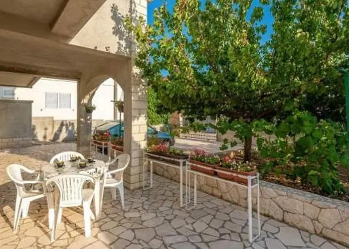 Apartments With Parking Space Grebastica, Sibenik - 11572 *