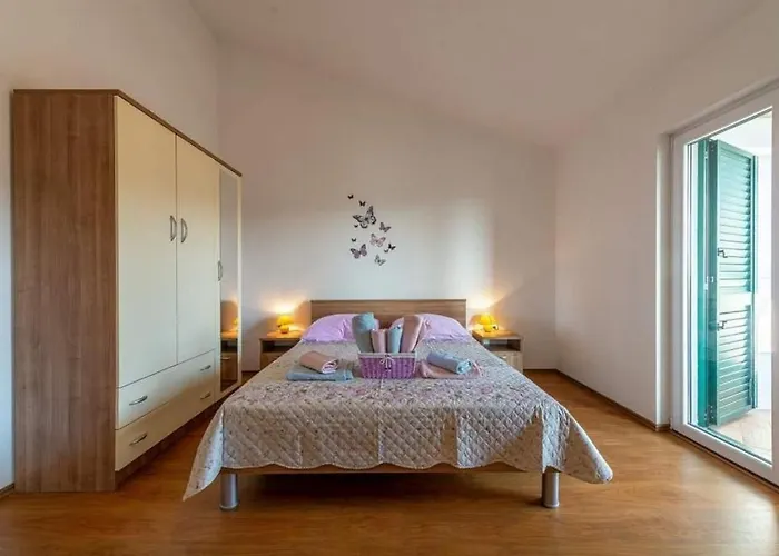 Apartments With Parking Space Grebastica, Sibenik - 11572