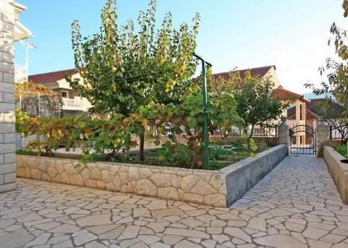 Apartments With Parking Space Grebastica, Sibenik - 11572 Baselovici